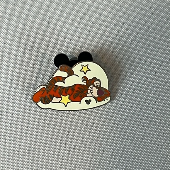 Disney Winnie the Pooh Sleeping Tigger Pin - Picture 1 of 2